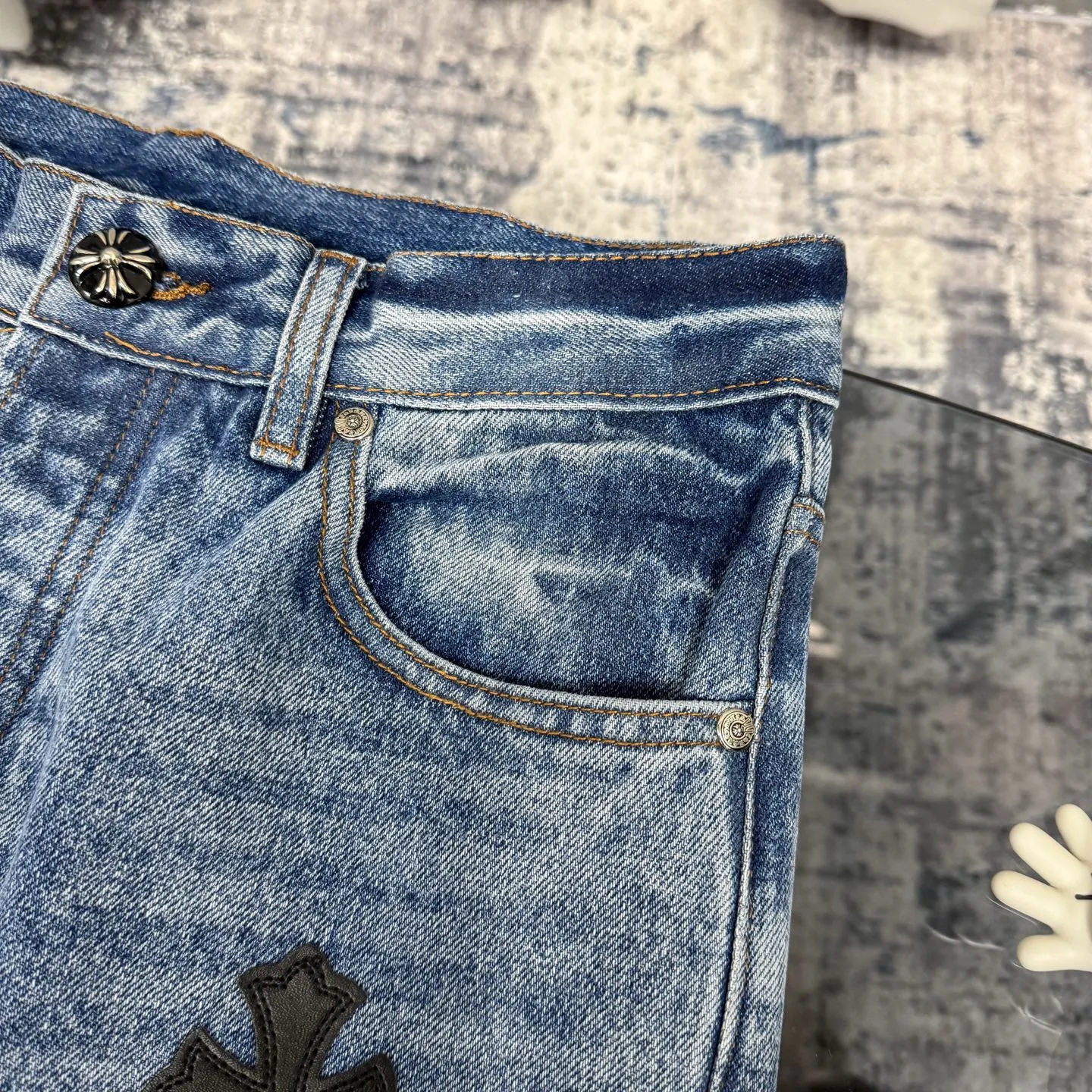 P320 Chrome Heart Blue Ox King Graffiti Multi-Color Leather Jeans [Same Style as L*Xiang] Chrome Heart Blue Ox King Graffiti Multi-Color Leather Jeans are the “king of the market” in the fashion industry! Made of high-quality denim and processed through complex washing processes, the distressed effect is super unique. The multi-color leather and graffiti design bring out the cool street genes of Crowe. Each pair of pants is unique, and you can directly transform into a street trend ICON when you put it on. The matching method is super cool: High street style: Pair it with a black hooded sweatshirt, thick-soled boots, and stacked silver chains. When you go to the stage or on the street, you will have an aura of 2.8 meters. You can slay at concerts and out on the street. Mix and match trendy styles: wear a suit jacket + canvas shoes for boys, and wear a short crop top + dad shoes for girls. Mix and match to create a sense of contrast, full of fashion sense, and the hair tie will get likes in seconds when taking photos. Couples share the same style: one pair with each other, the boy wears a solid color T + sneakers, the girl wears a short top + sneakers, they are the most eye-catching trendy couple when they go out, and they keep turning heads! No matter what your style is, these pants can help you grasp the essence of the trend. It is a must-have for trendy players. You will look the most beautiful on the street when you put it on! Size: 28/30/32/34/36 Waist: 70/75/80/85/90 Pants length: 102/104/106/108/110